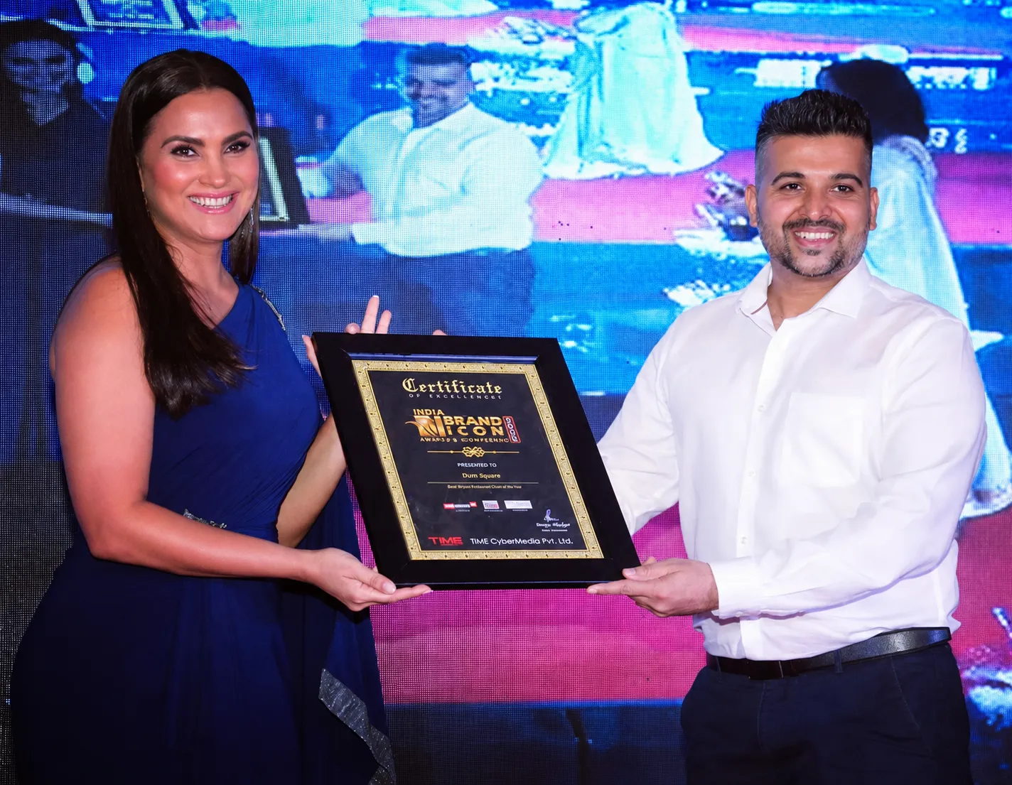 Vikas Solanki receiving the India Brand Icon 2020 certificate from Lara Dutta at the awards ceremony organised by Time Cyber Media
